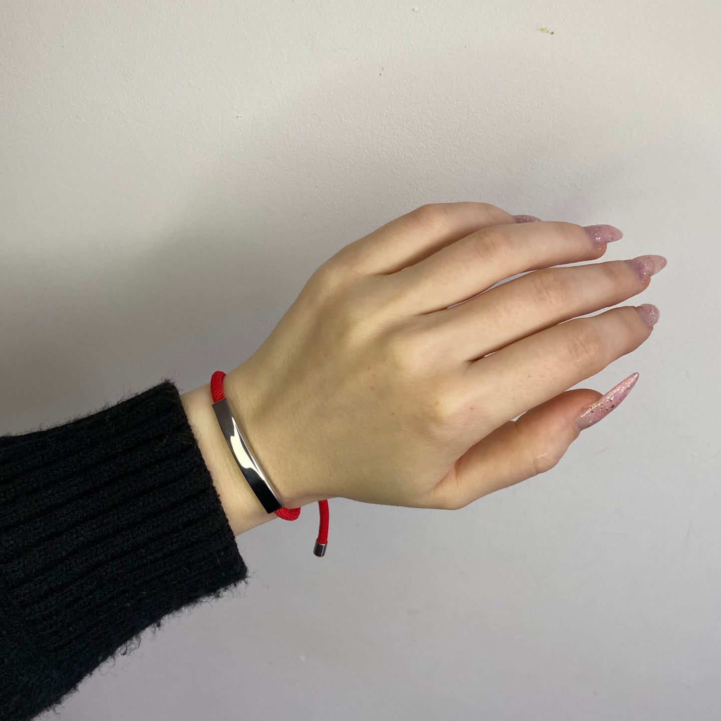 Raudono siūlo apyrankė su plieno detale