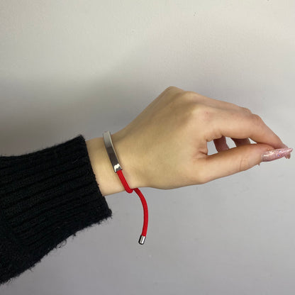 Raudono siūlo apyrankė su plieno detale