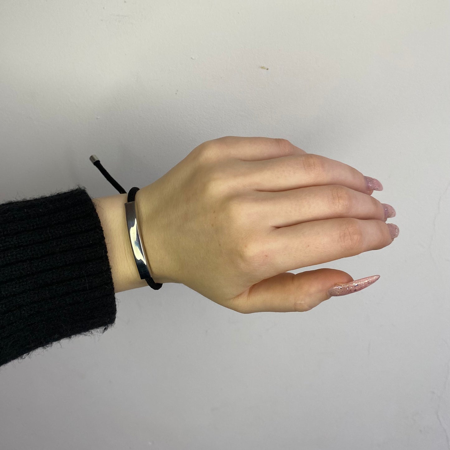 Juodo siūlo apyrankė su plieno detale