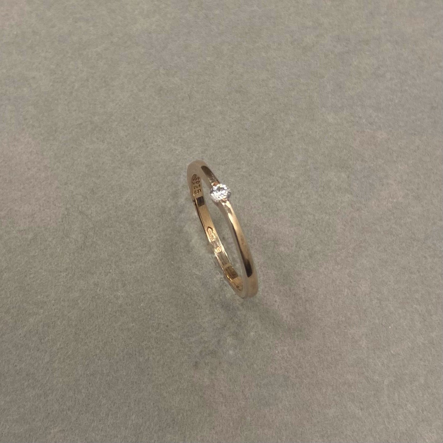 Sidabrinis paauksuotas žiedas su akute