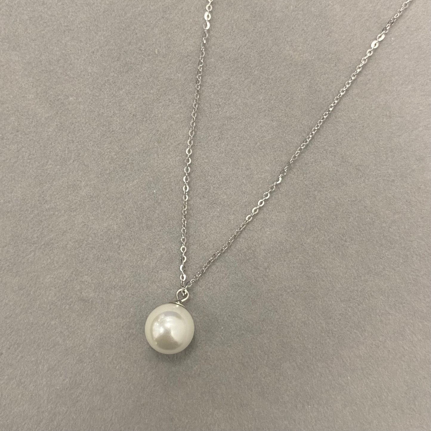 Sidabrinis rodžiuotas pakabukas su perlu