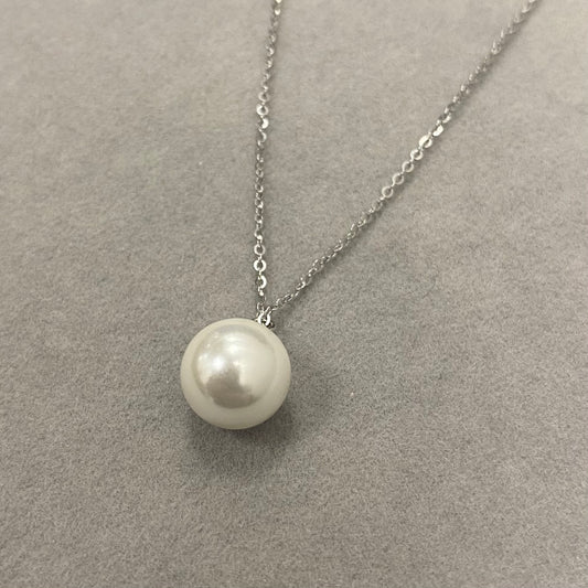 Sidabrinis rodžiuotas pakabukas su perlu