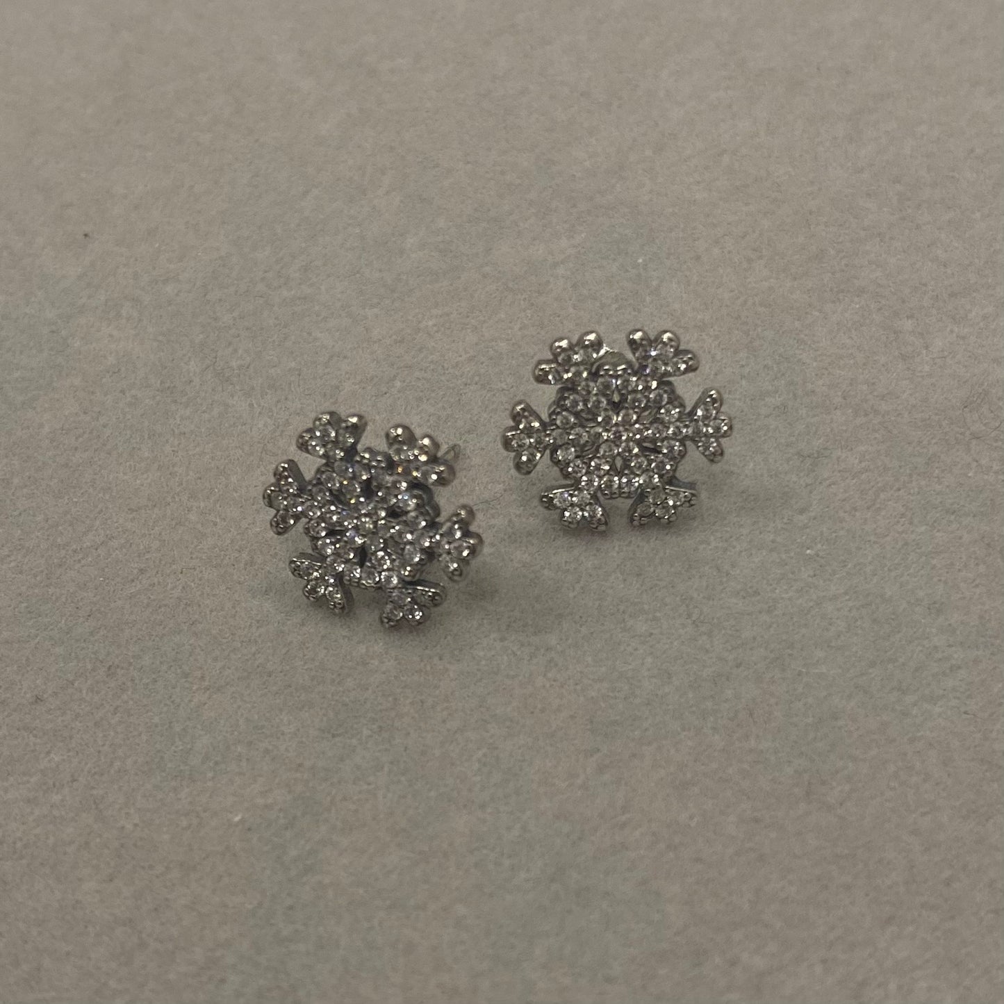 Sidabriniai rodžiuoti auskarai "Snaigės"