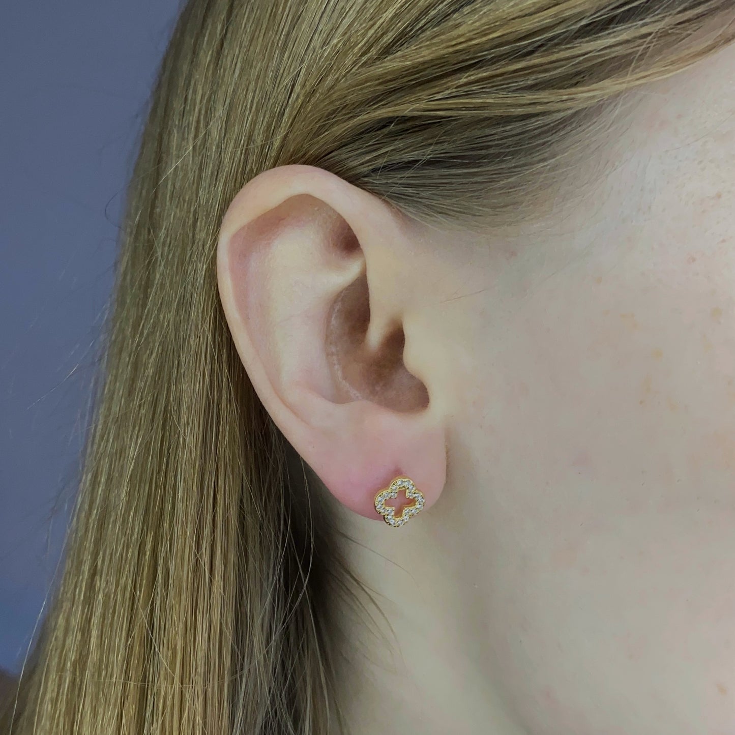 Sidabriniai auksuoti užsukami auskarai "Dobilas"