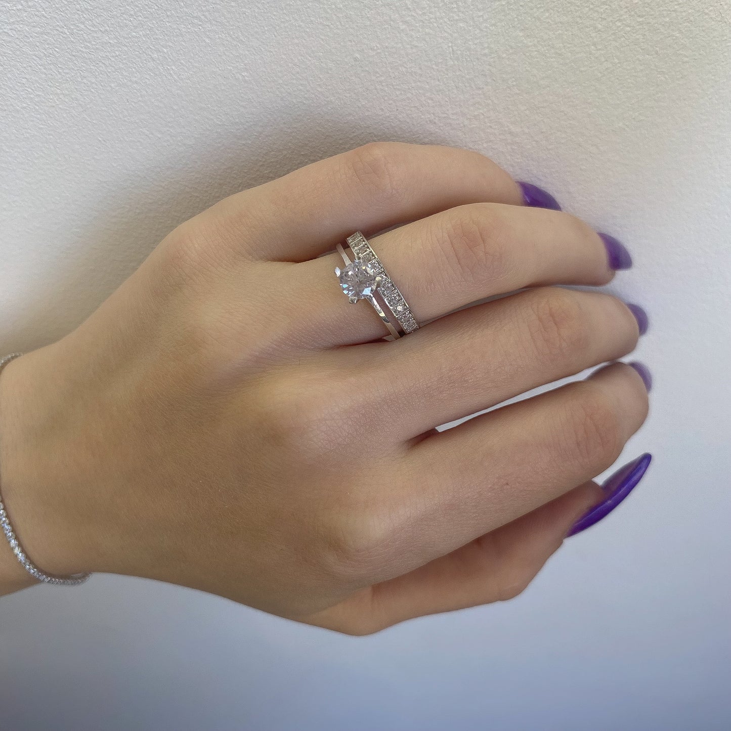 Dvigubas sujungtas sidabrinis rodžiuotas žiedas su cirkoniais