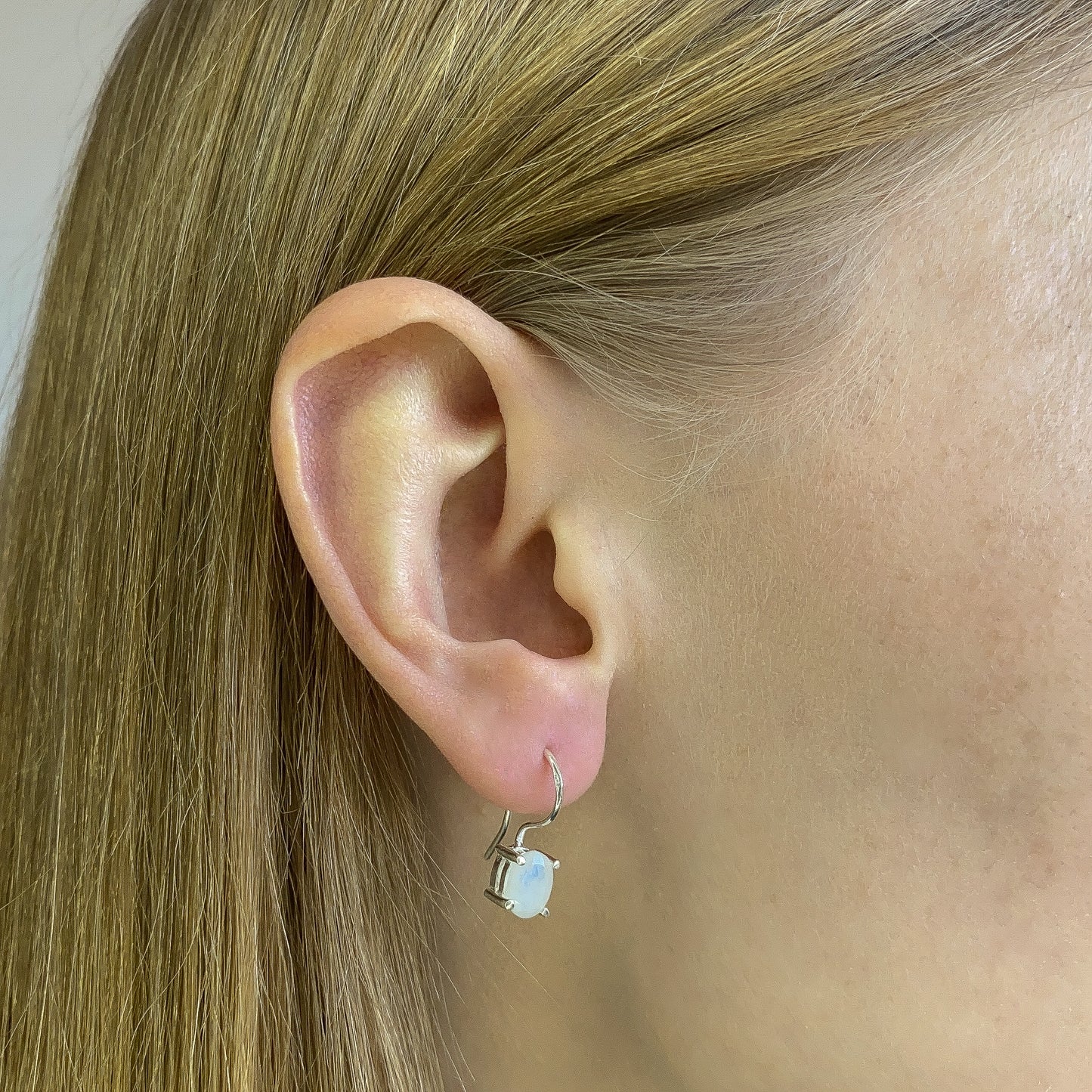 Sidabriniai auskarai su ovaliu mėnulio akmeniu