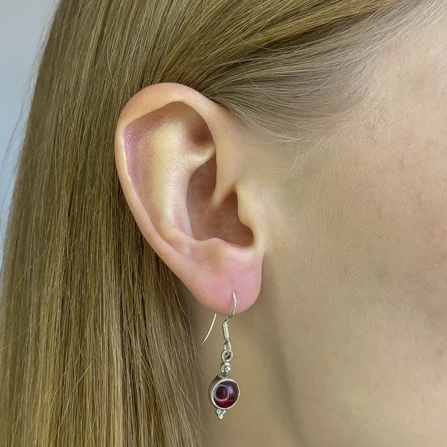 Sidabriniai kabantys auskarai su granatu