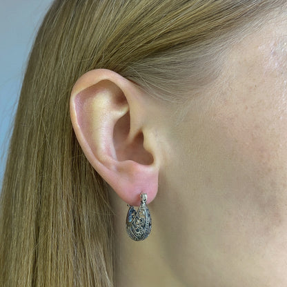 Kabantys sidabriniai auskarai su ornamentais