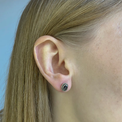 Sidabriniai ovalios formos auskarai su onikso akmeniu