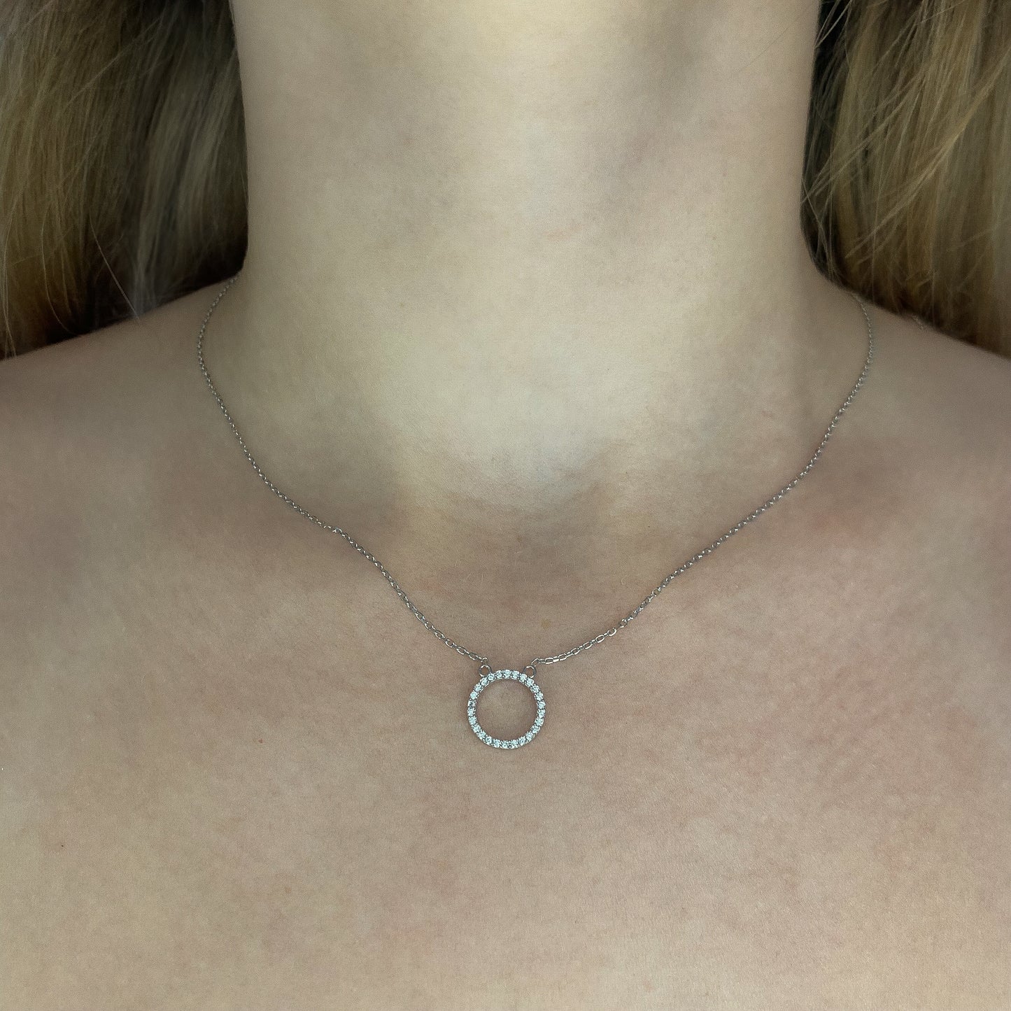 Sidabrinis rodžiuotas apvalus pakabukas su cirkoniu ir grandinėle