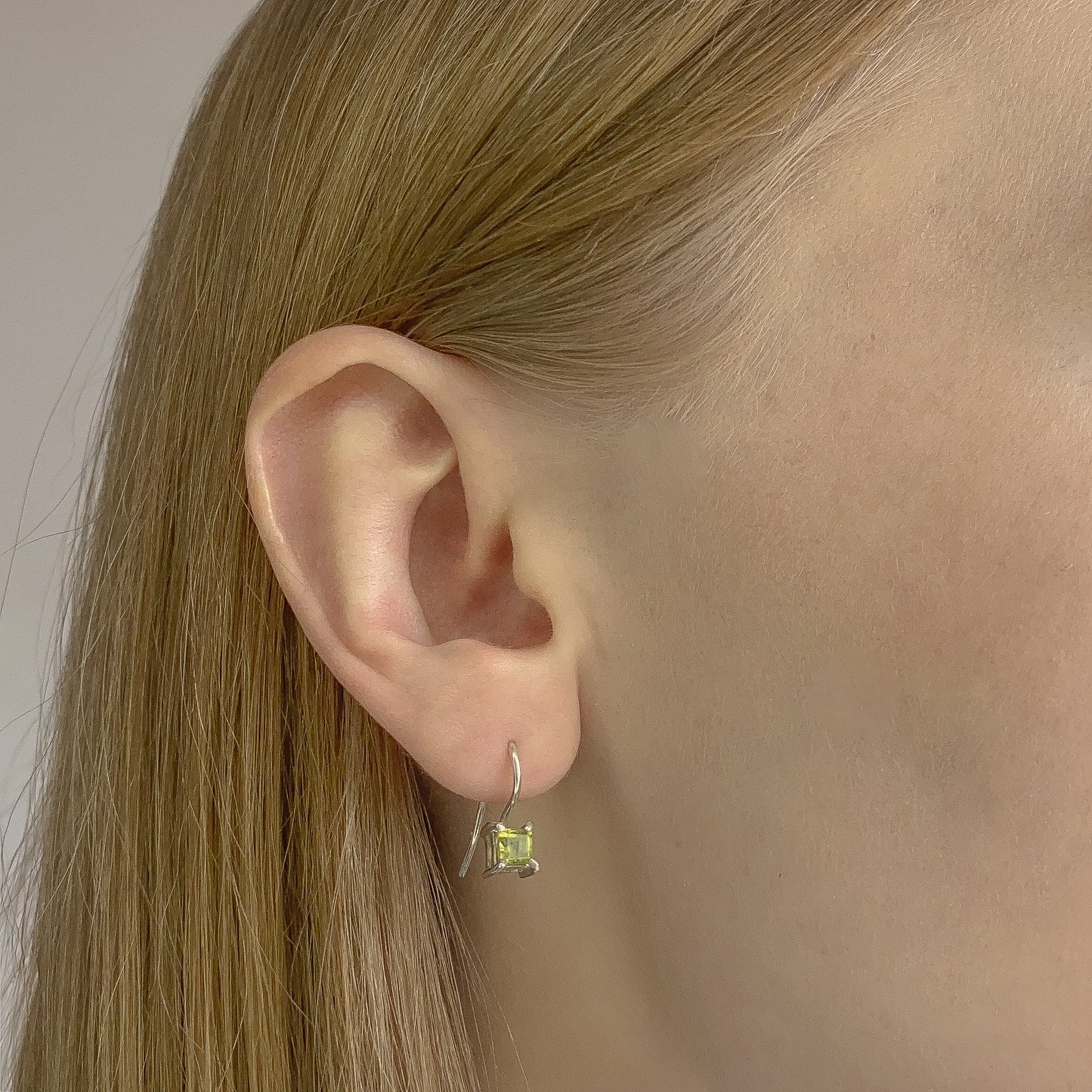 Sidabriniai kabantys auskarai su peridotu