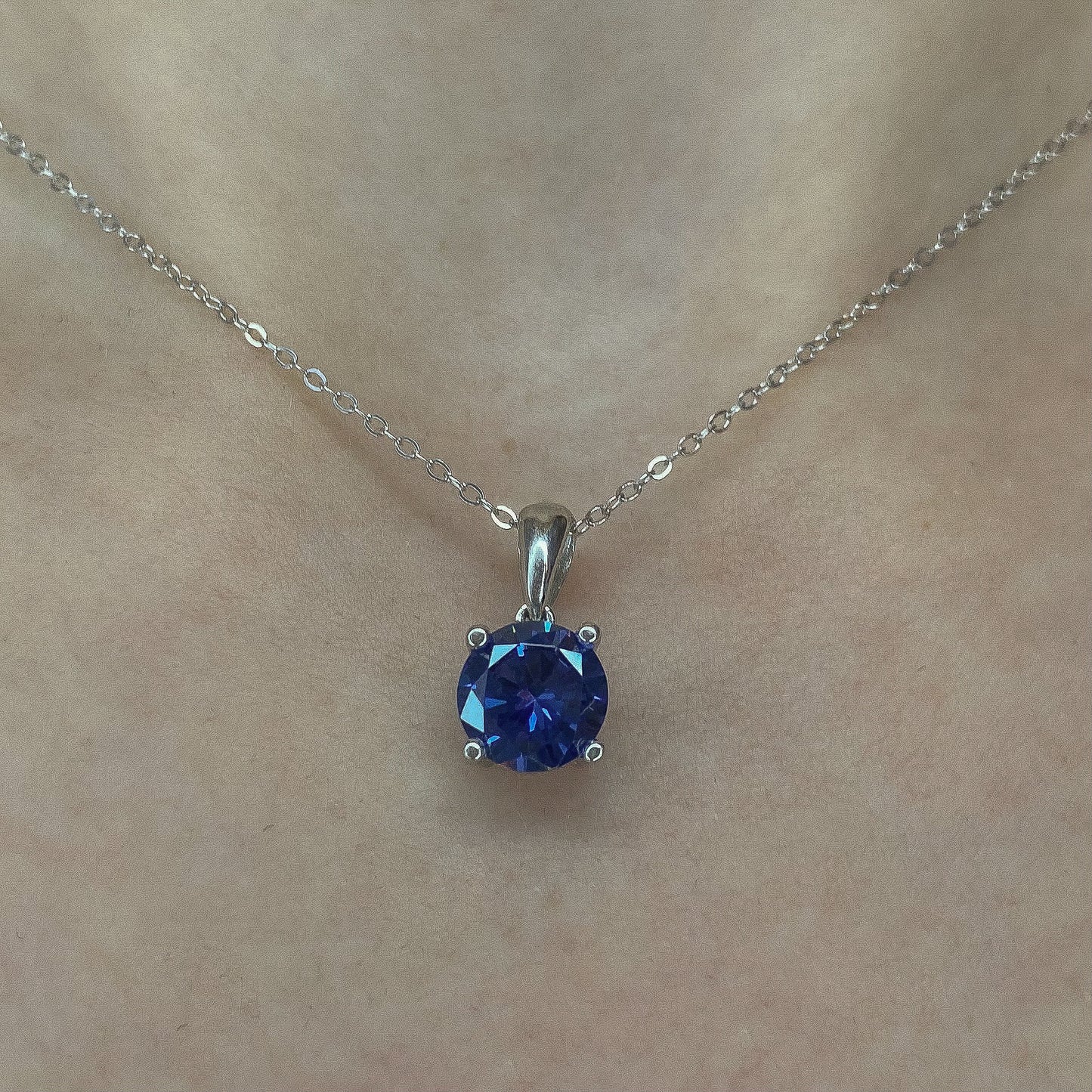 Sidabrinis rodžiuotas pakabukas su violetiniu cirkoniu ir grandinėle