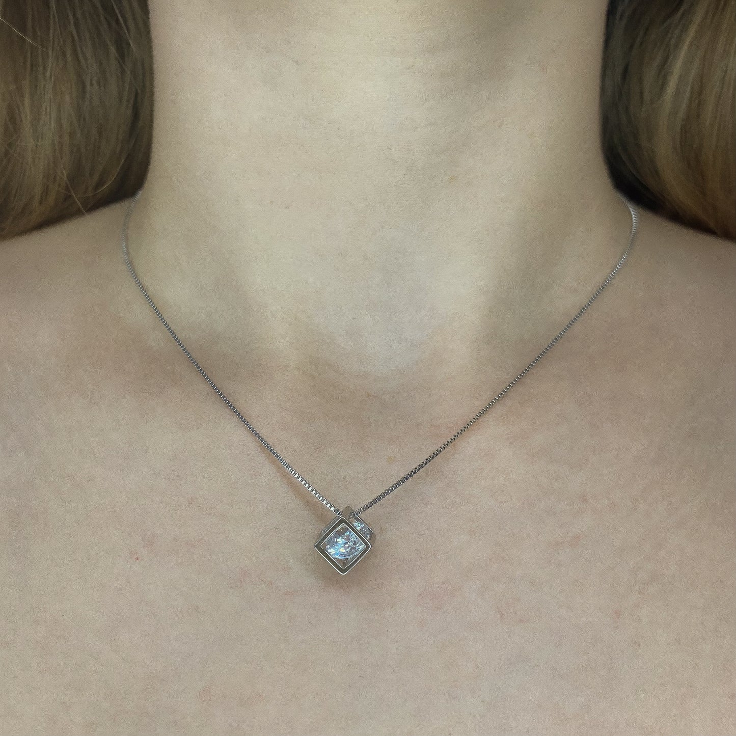 Sidabrinis rodžiuotas pakabukas su cirkoniu ir grandinėle