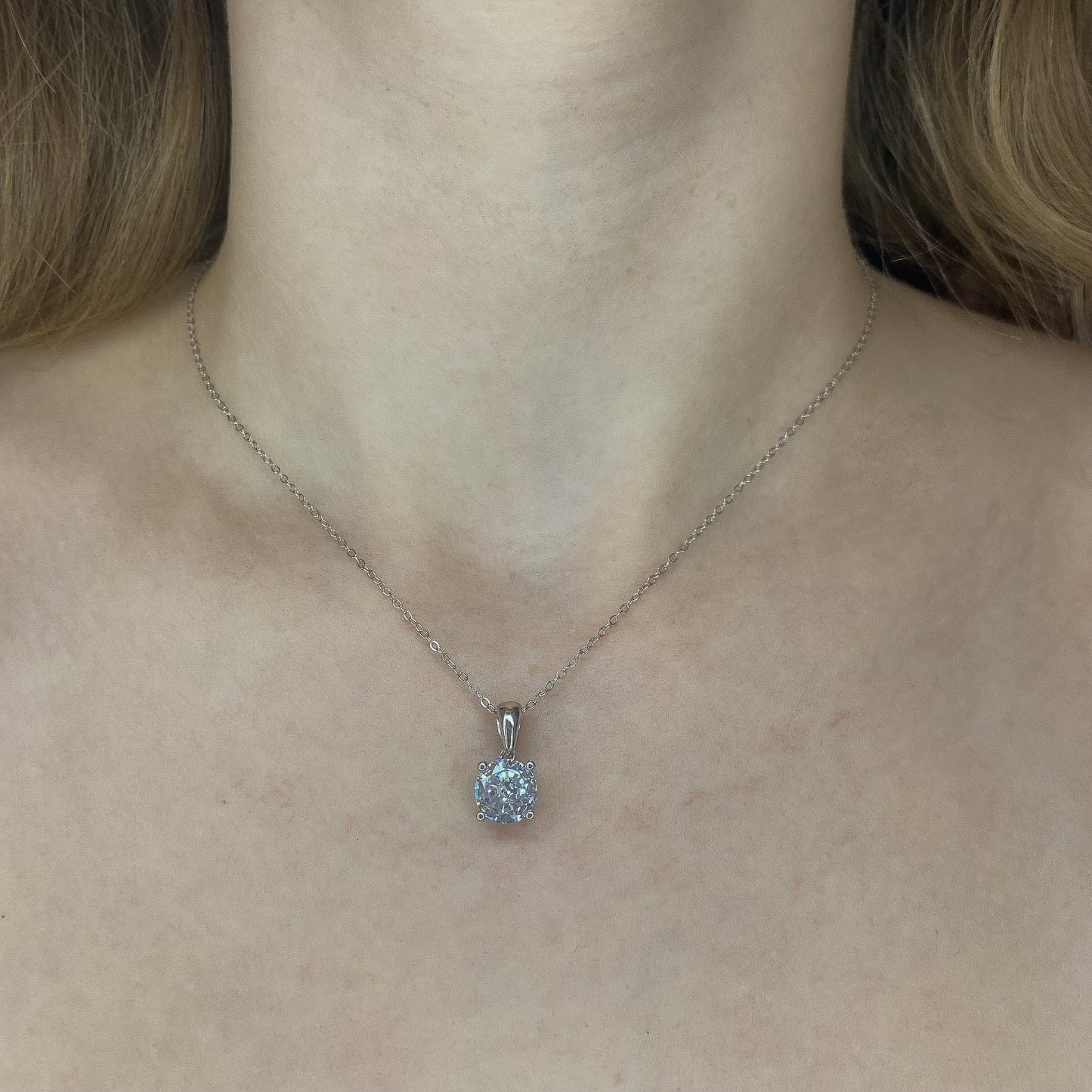 Sidabrinis rodžiuotas pakabukas su cirkoniu ir grandinėle