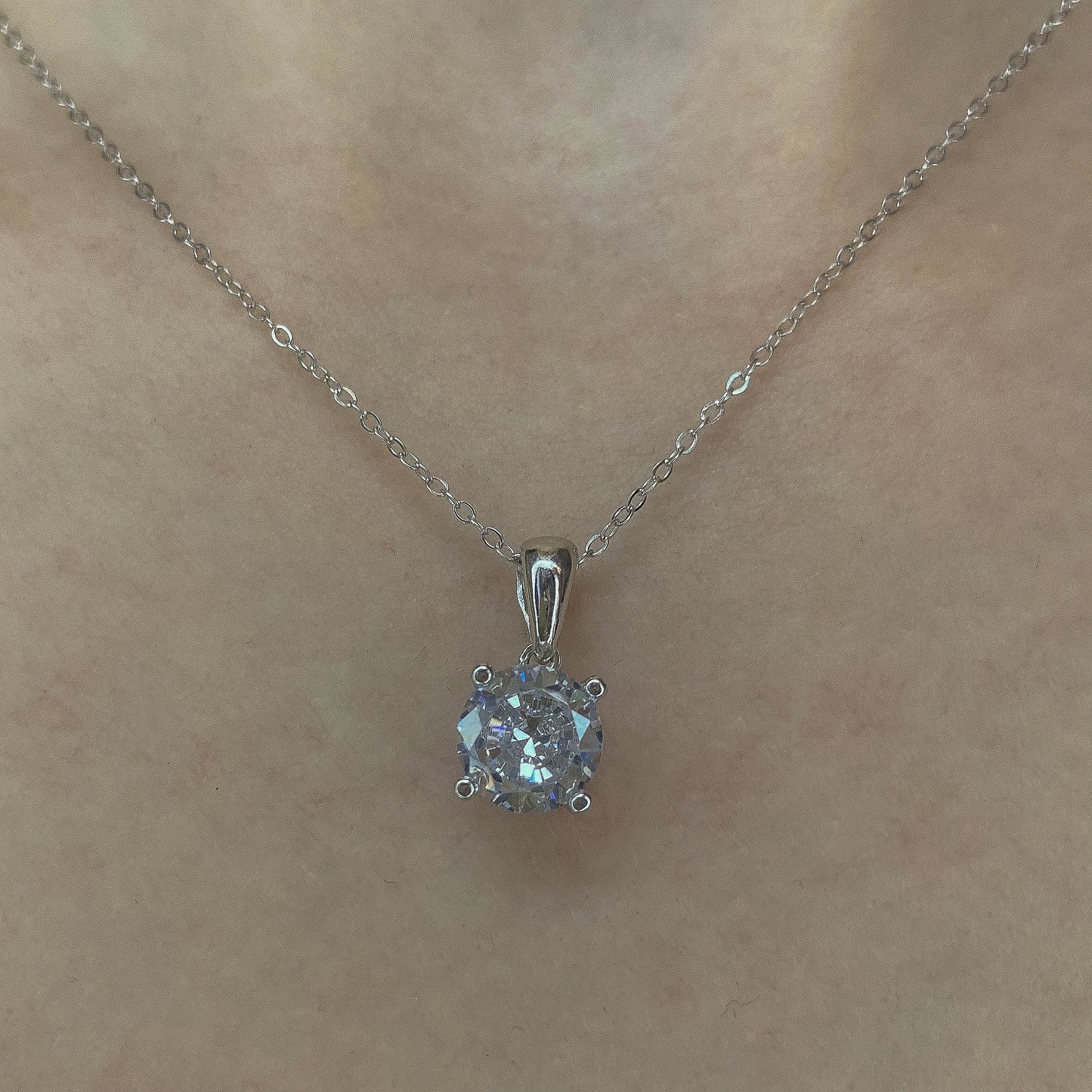 Sidabrinis rodžiuotas pakabukas su cirkoniu ir grandinėle