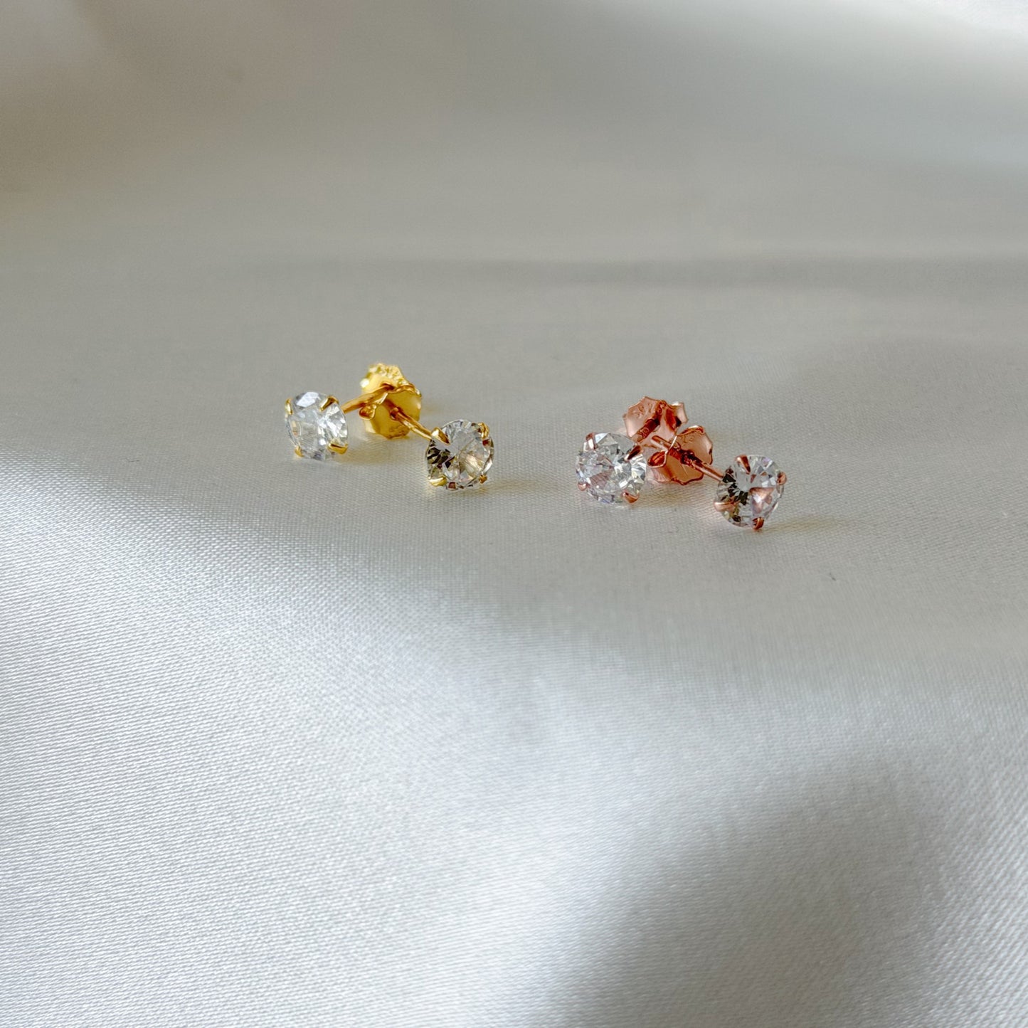 Sidabriniai 4 - 7 mm apvalūs vinukai su cirkoniu