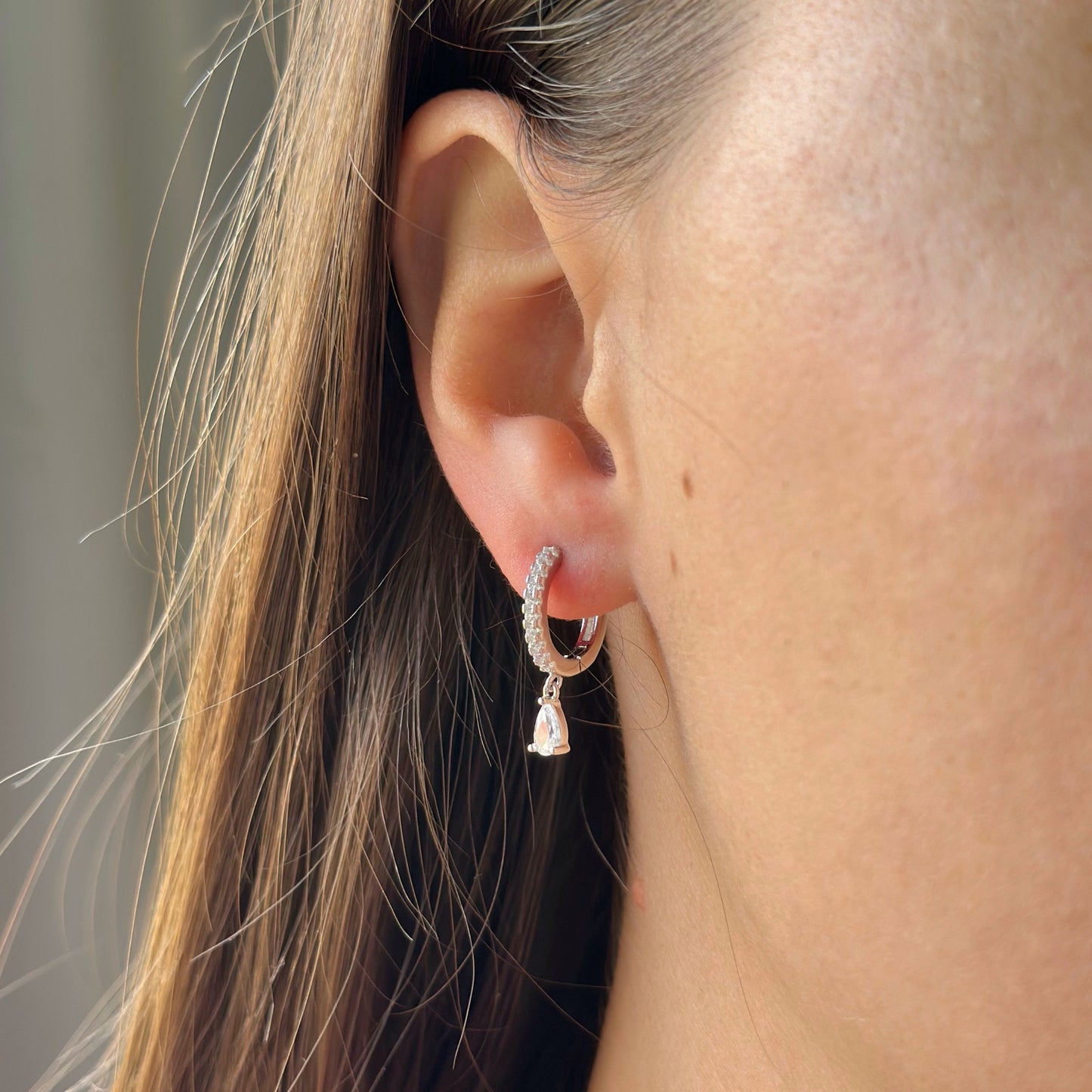 Sidabrinės rinkutės su kabančiu cirkoniu