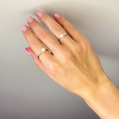 Sidabrinis rodžiuotas reg. dydžio žiedas su perlu ir cirkoniu