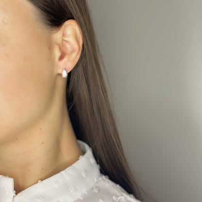 Sidabriniai vinukai matiniu paviršiumi