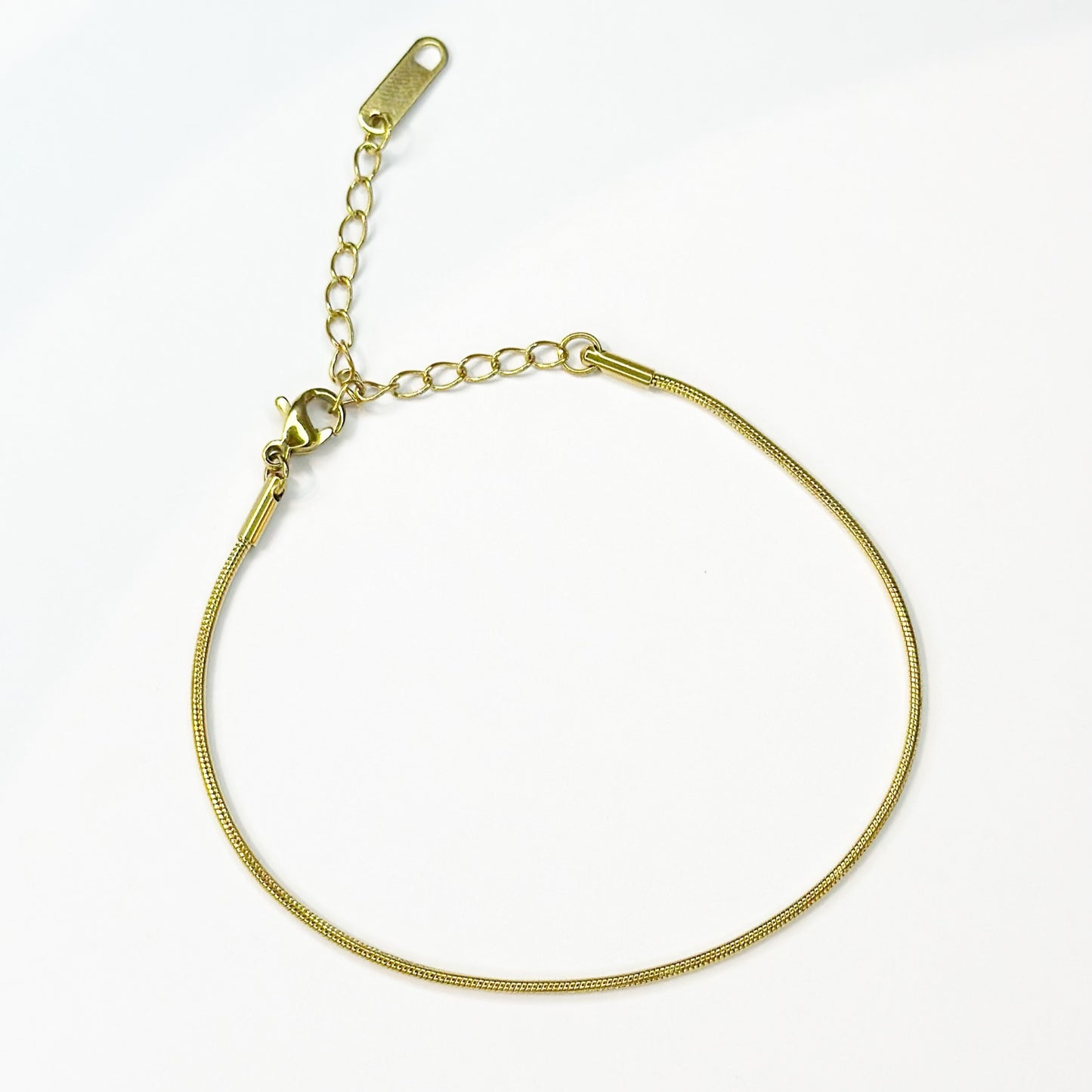 Auksuota minimalistinio stiliaus apyrankė