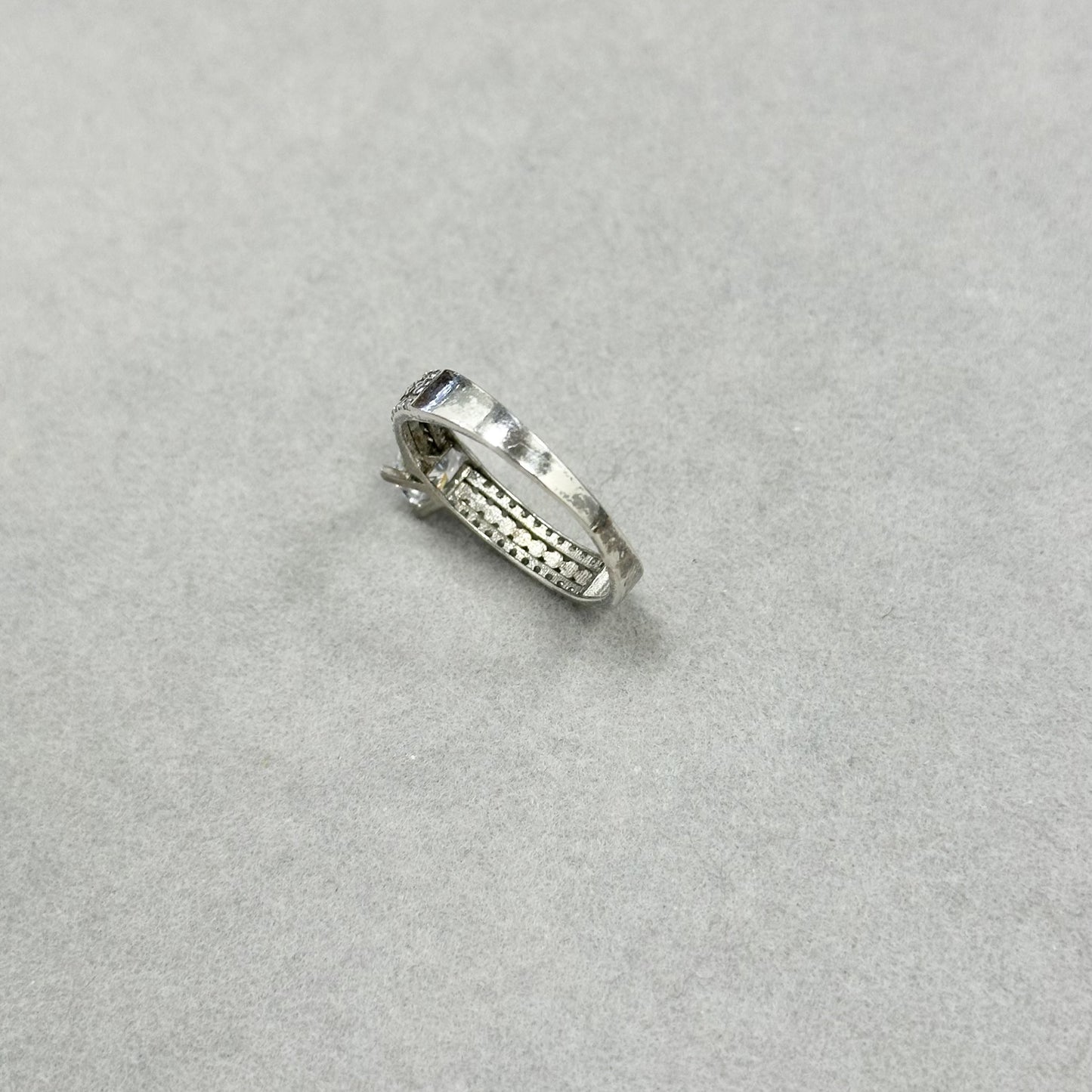 Sidabrinis rodžiuotas žiedas su 2 eilėmis cirkonių