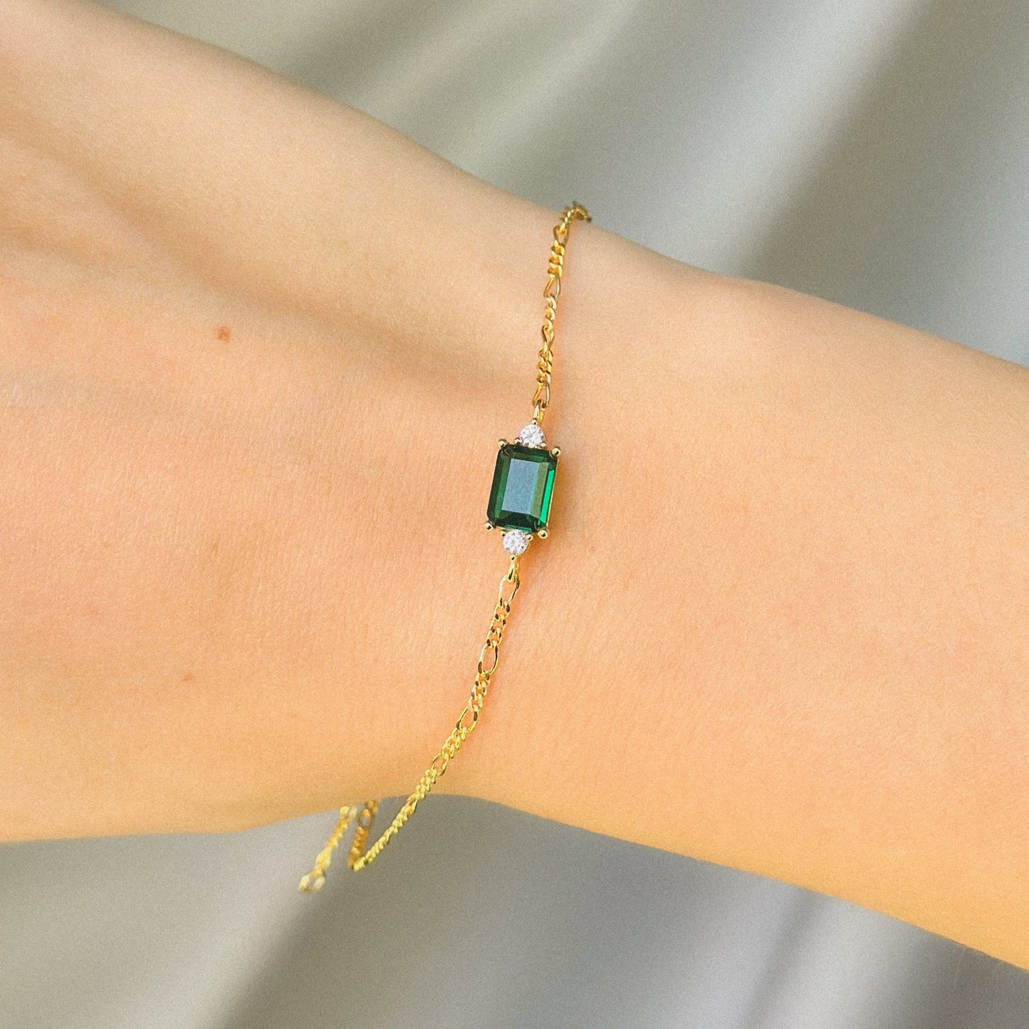 Sidabrinė auksuota apyrankė su žaliu stačiakampiu cirkoniu