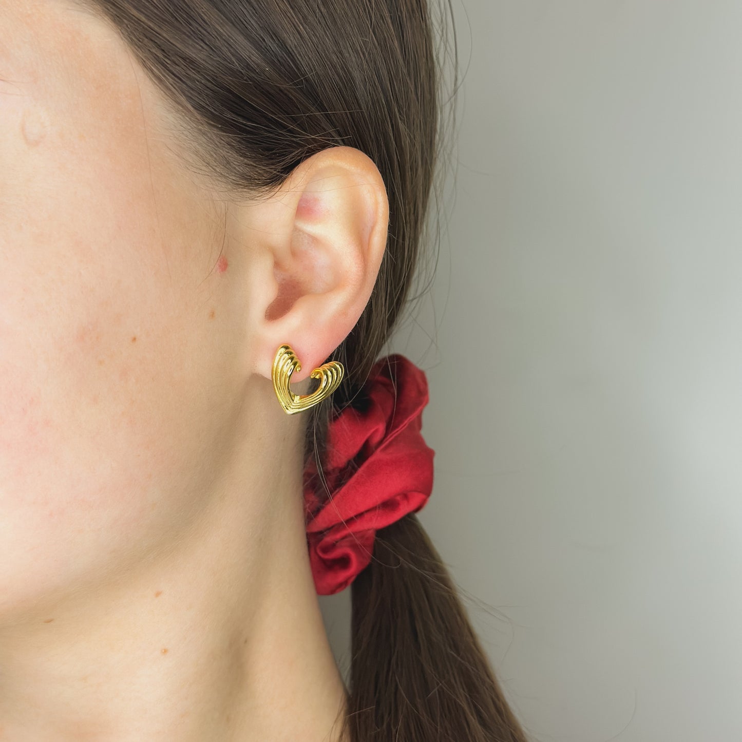 Sidabriniai auksuoti V formos auskarai