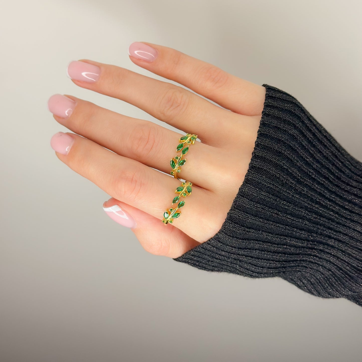 Sidabrinis auksuotas reg. dydžio žiedas su žaliu cirkoniu