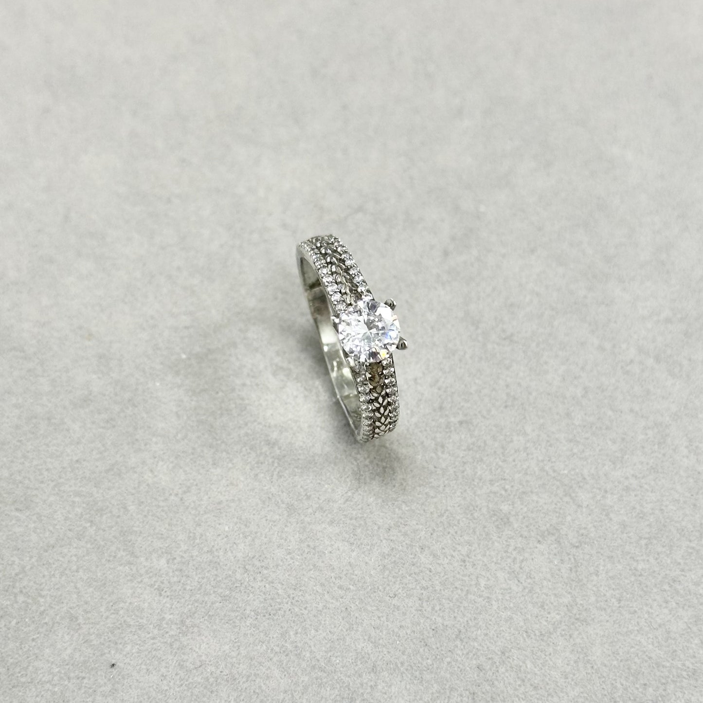Sidabrinis rodžiuotas žiedas su 2 eilėmis cirkonių
