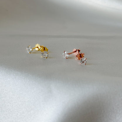 Sidabriniai 4 - 7 mm apvalūs vinukai su cirkoniu