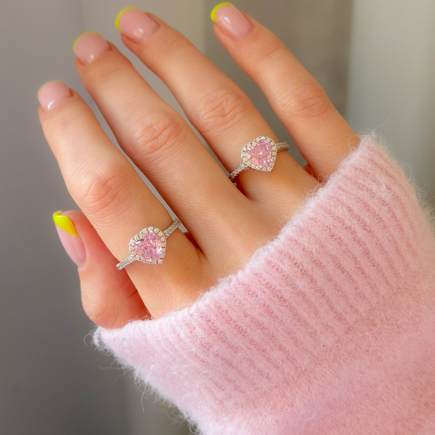 Sidabrinis rodžiuotas žiedas su rožinio cirkonio širdele