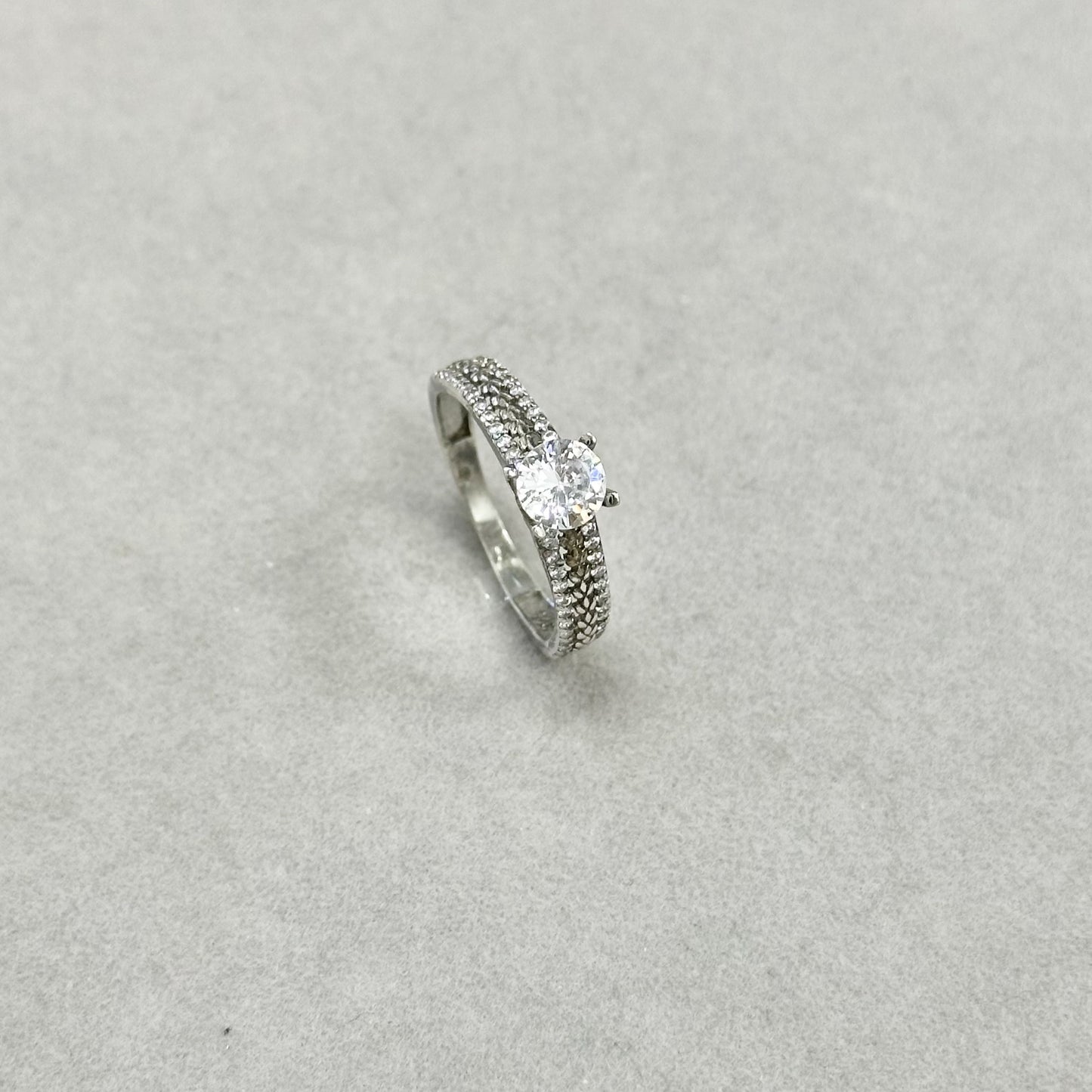 Sidabrinis rodžiuotas žiedas su 2 eilėmis cirkonių