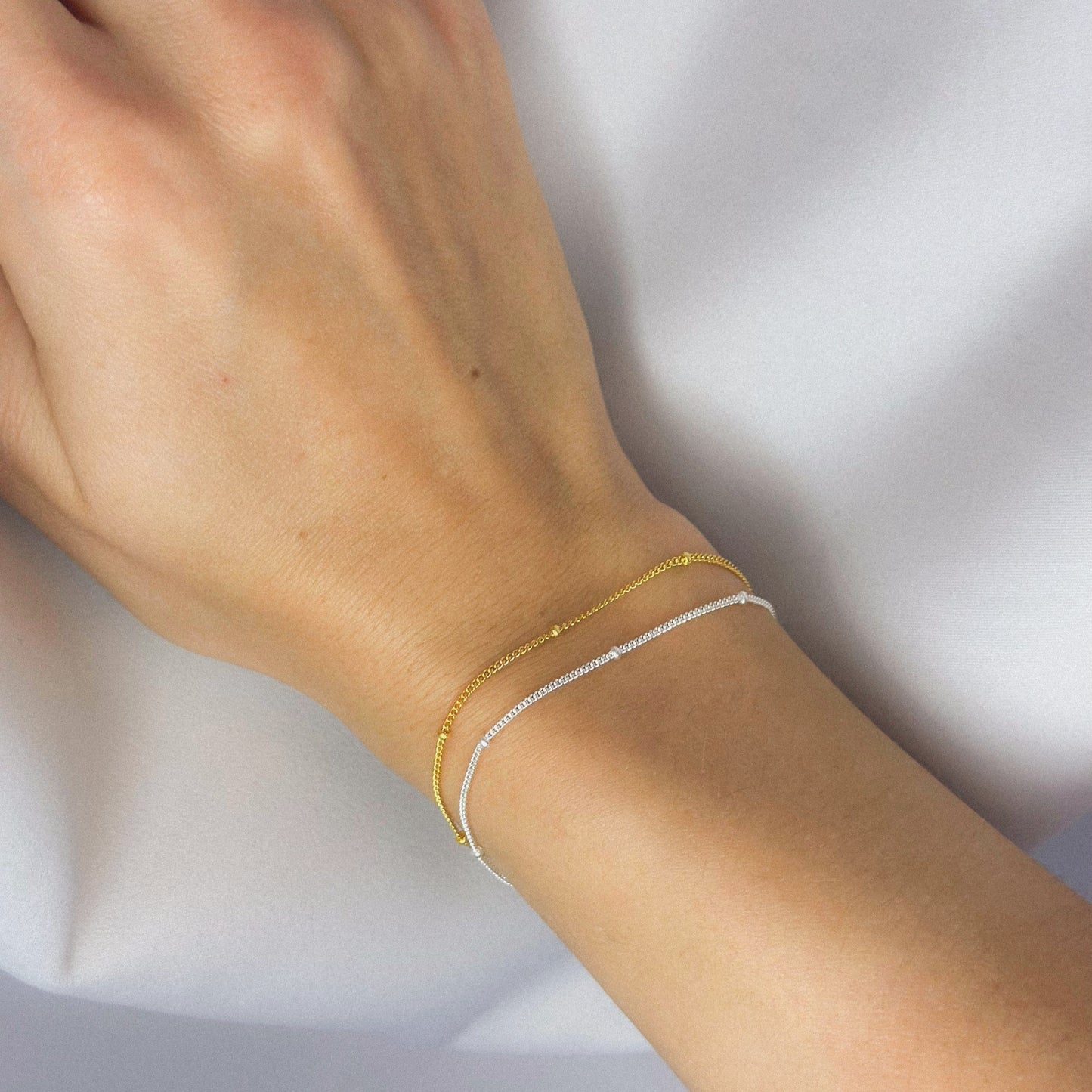 Sidabrinė minimalistinio stiliaus apyrankė su burbuliukais