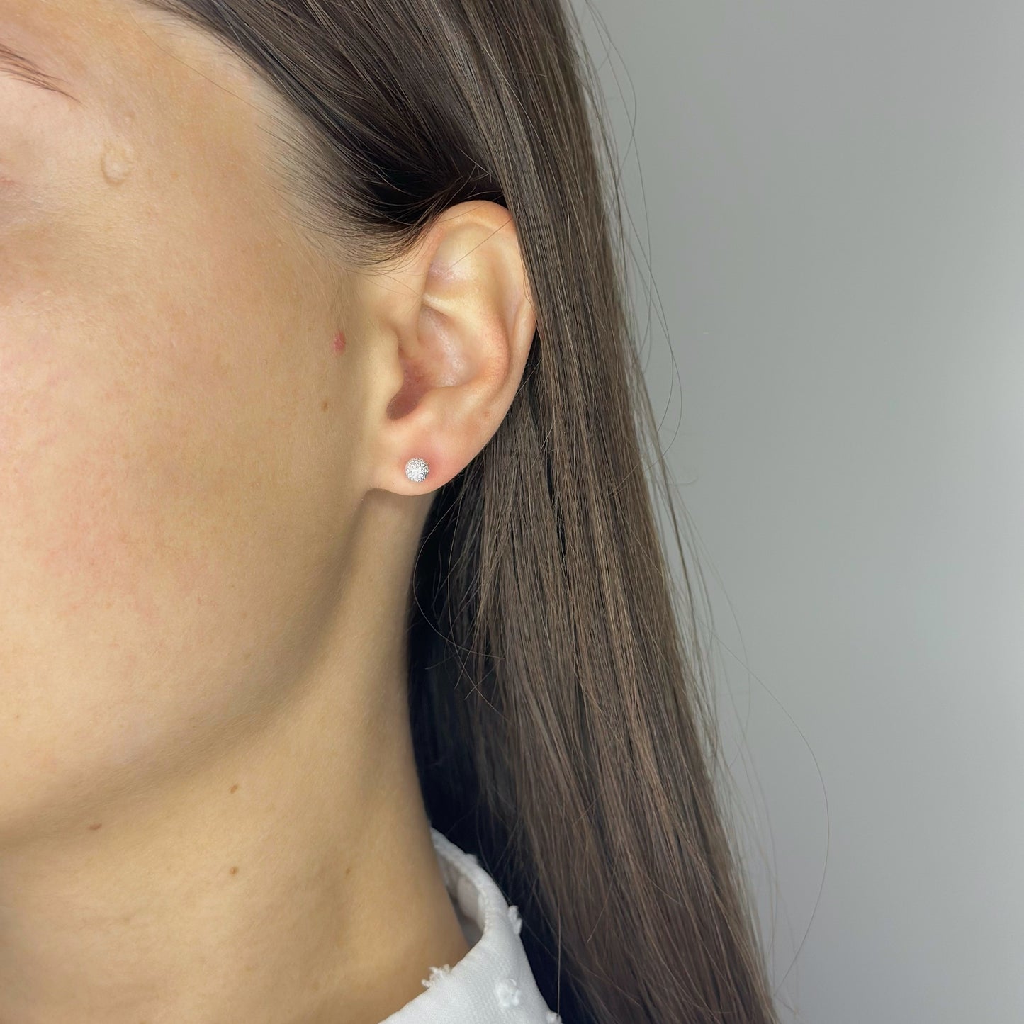 Sidabriniai užsukami auskarai su blizgančiu burbuliuku