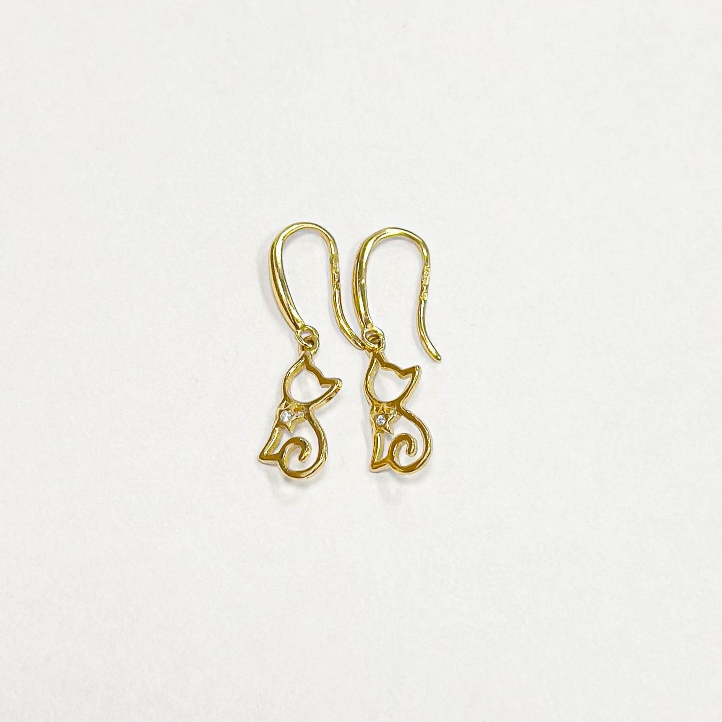 Sidabriniai auksuoti kabantys katinėliai su cirkoniu