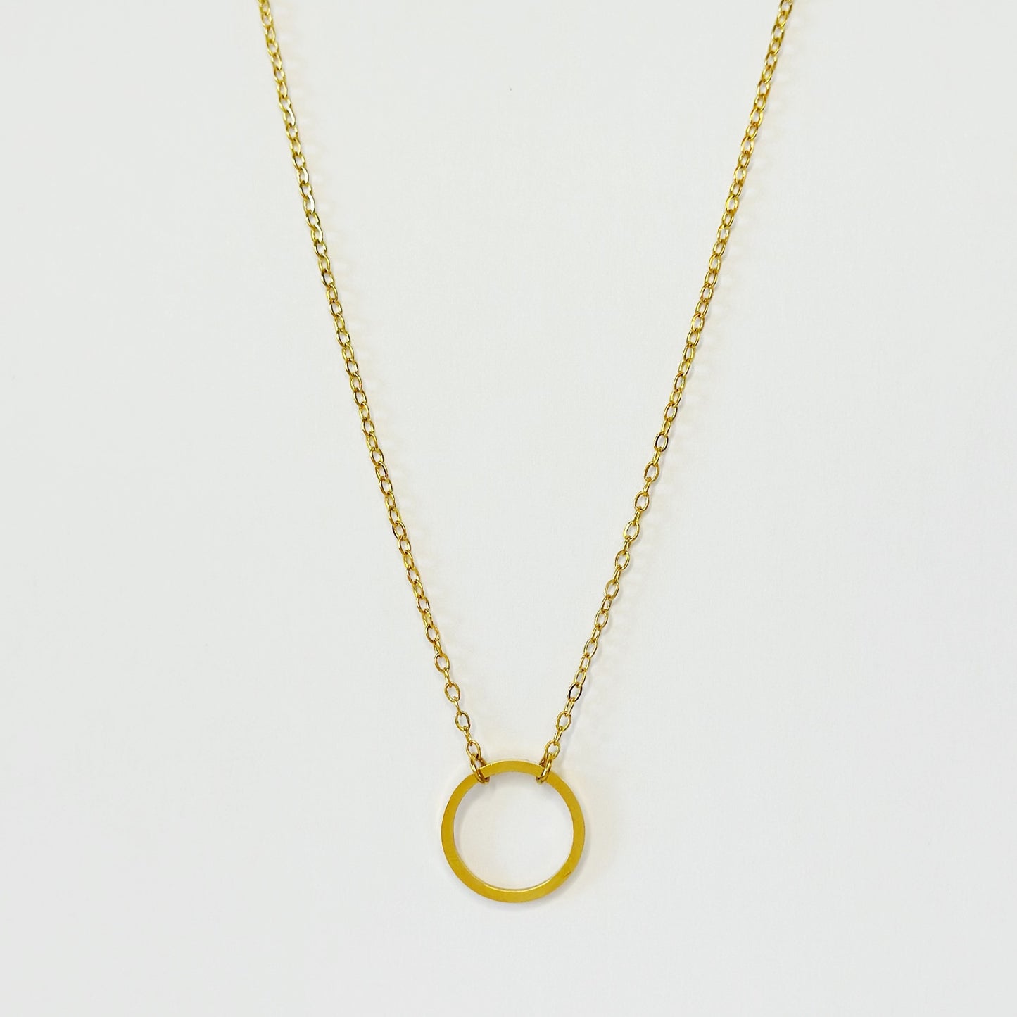 Auksuotas apvalus pakabukas su grandinėlė