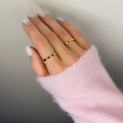 Auksuotas žiedelis su mažu cirkoniu „Pure Line“