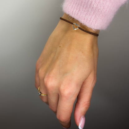 Įvairių spalvų siūlo apyrankės su sidabrine širdele