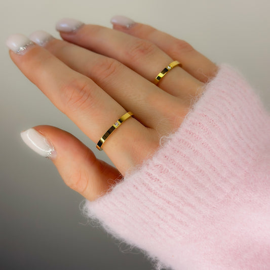 Auksuotas žiedelis su mažu cirkoniu „Pure Line“