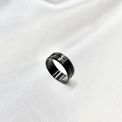 7mm juodo plieno žiedas su matinėmis juostelėmis