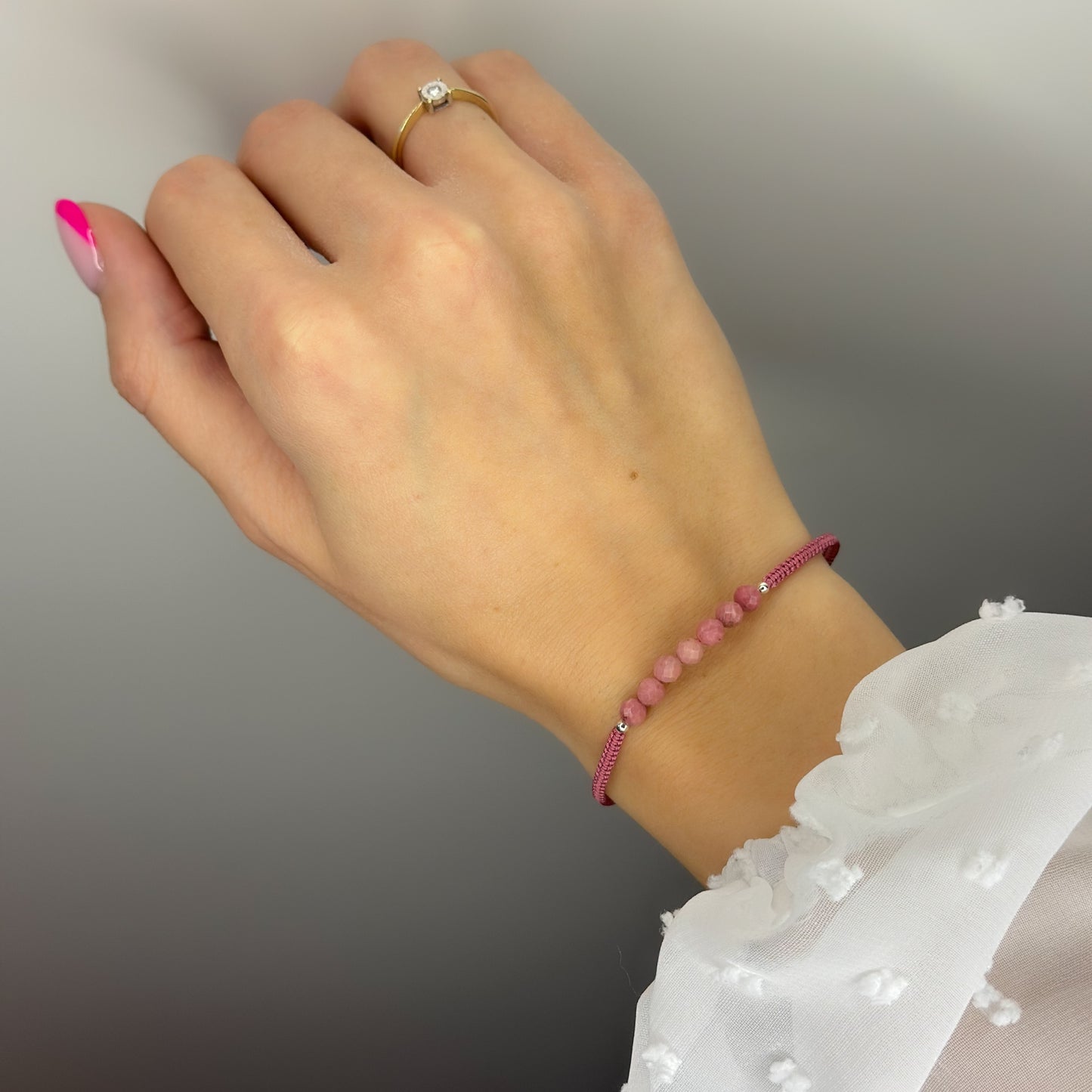 Siūlo apyrankė su rodonito akmenukais