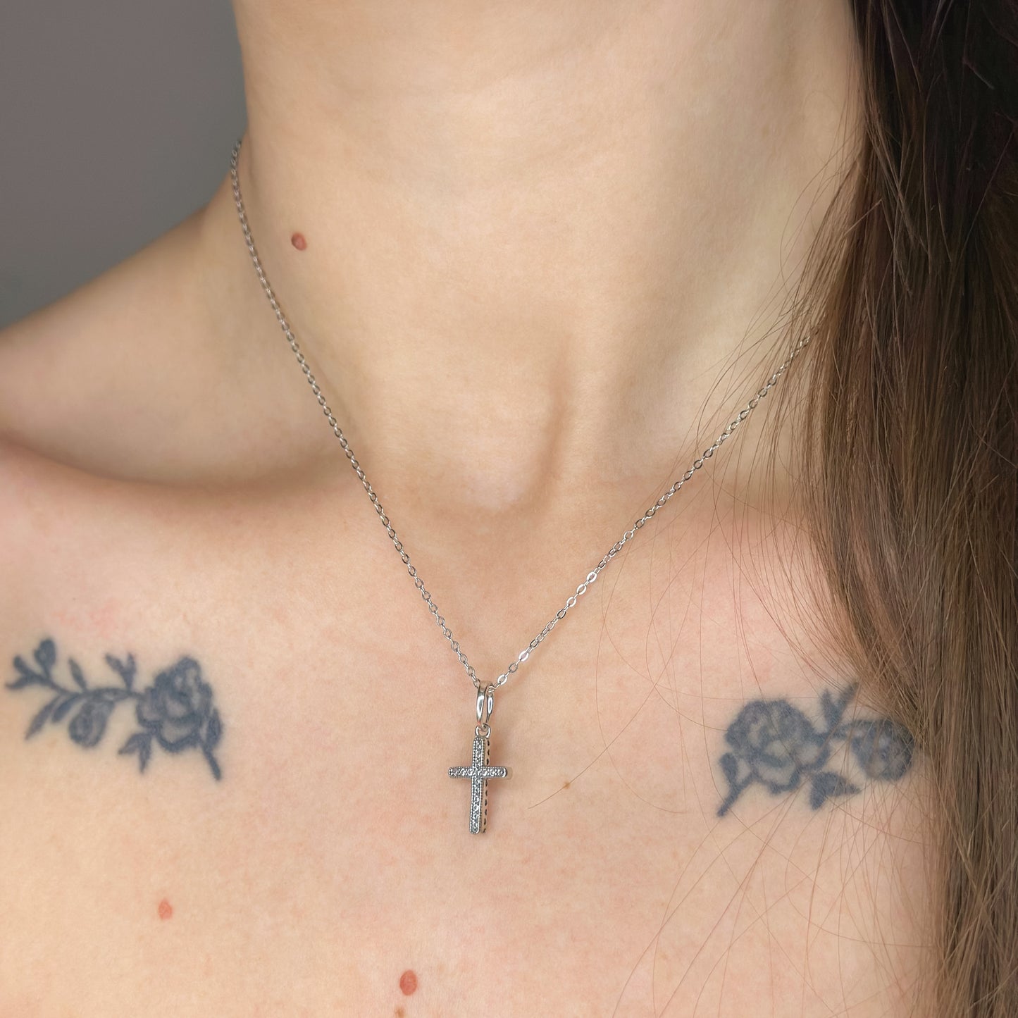 Sidabrinis rodžiuotas kryželis su cirkoniais ir grandinėle