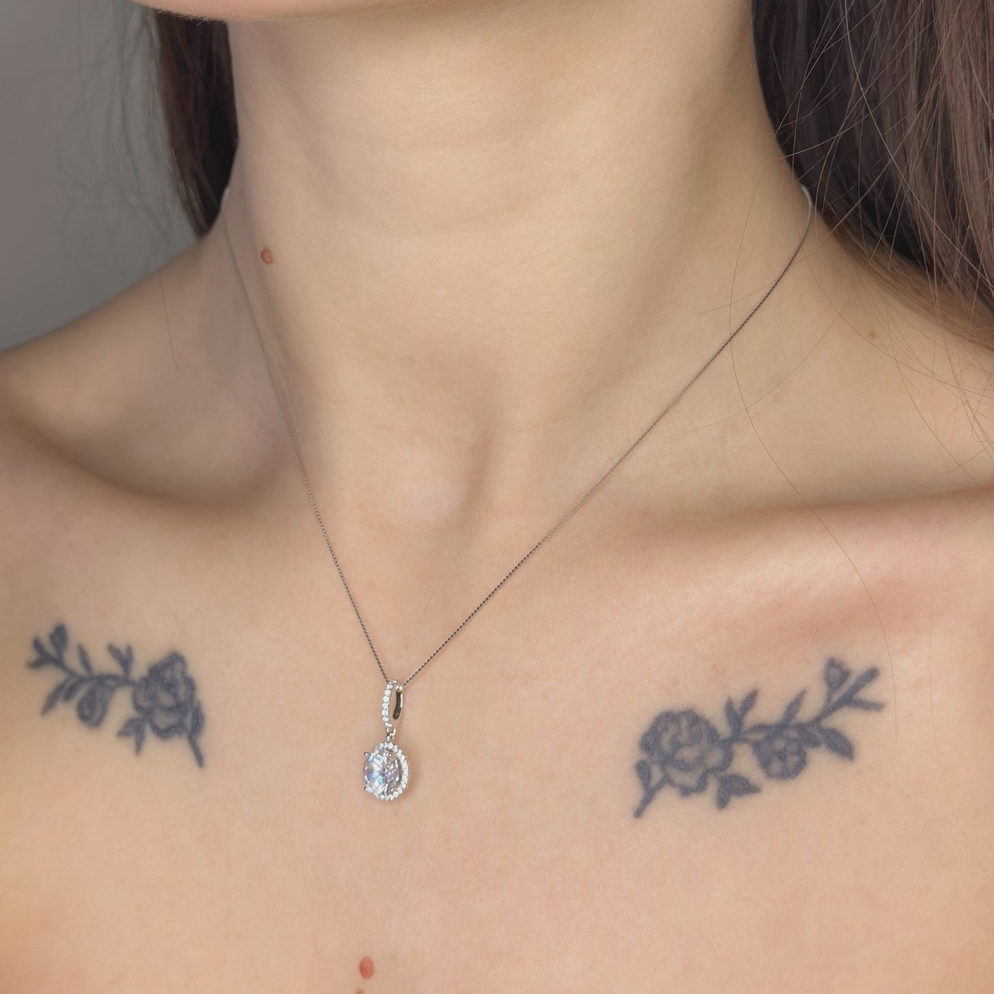 Sidabrinis rodžiuotas pakabukas su apvaliu cirkoniu ir grandinėle