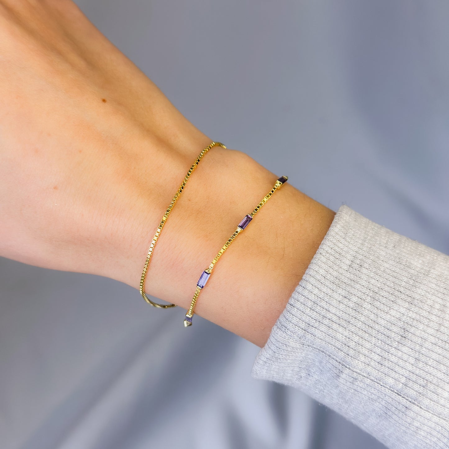 Sidabrinė auksuota dviejų gijų apyrankė su violetiniu cirkoniu