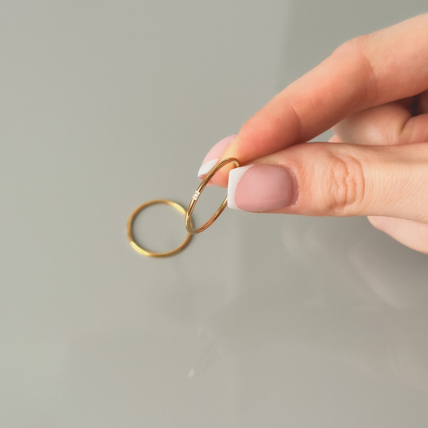 Auksuotas žiedas su mažu cirkoniuku "Minimal Gold"