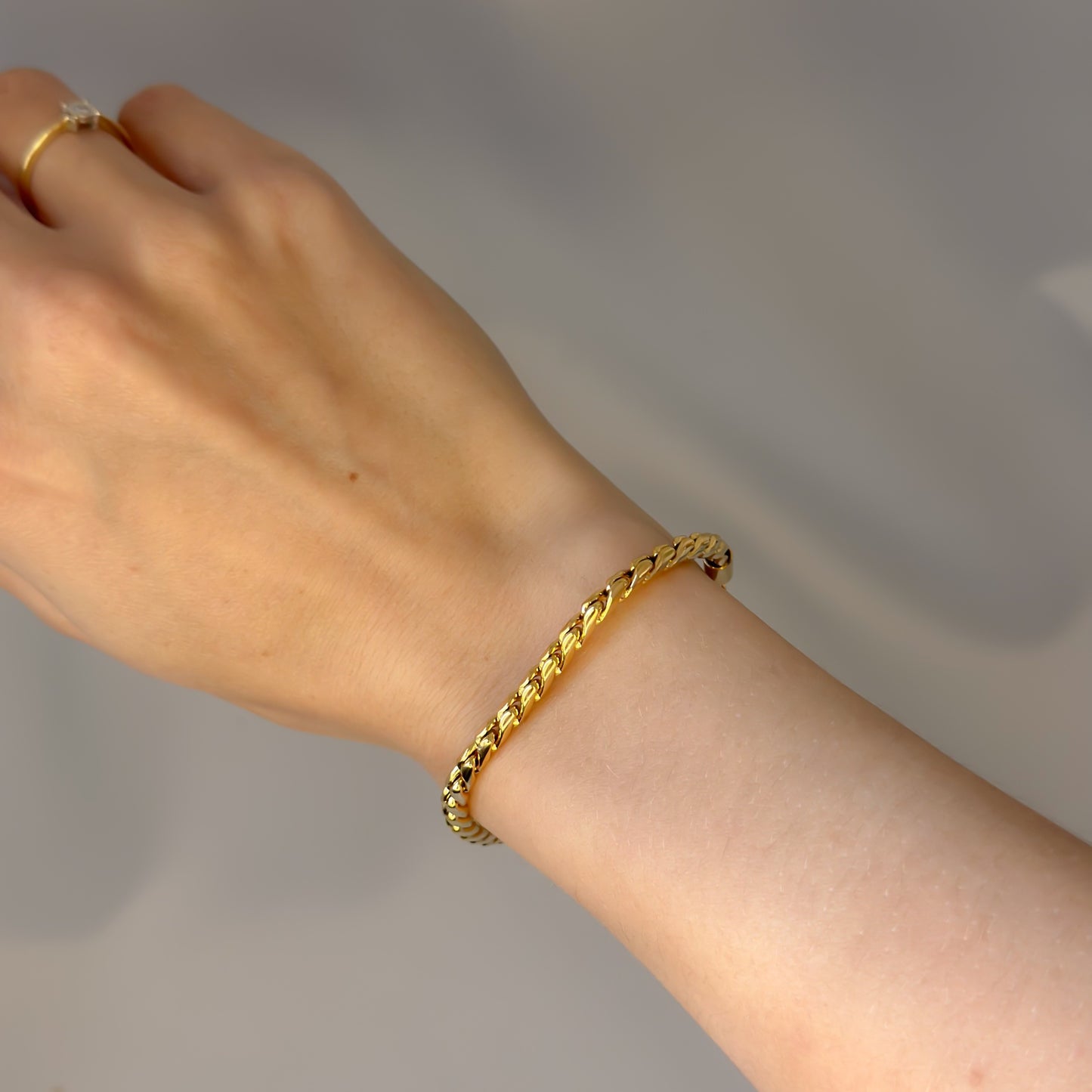 Auksuota apyrankė „Karališko pynimo“