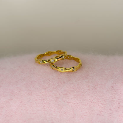 Auksuotas žiedas su žvaigždutėmis ir cirkoniu