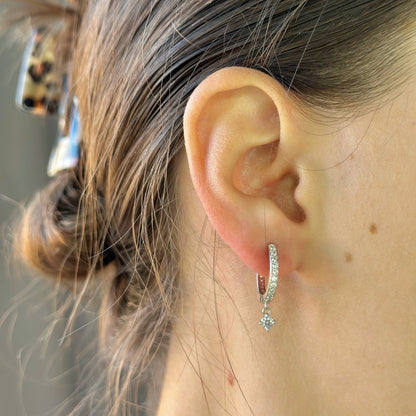 Sidabrinės rinkutės su kabančiu cirkoniu