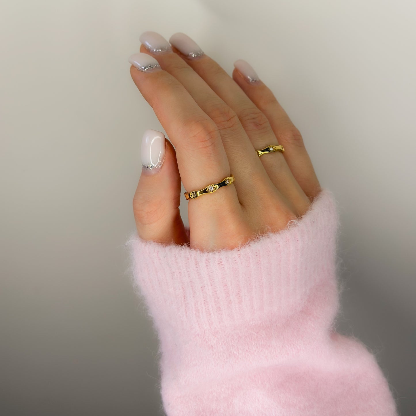 Auksuotas žiedas su žvaigždutėmis ir cirkoniu