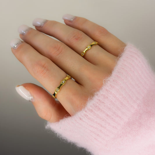 Auksuotas žiedas su žvaigždutėmis ir cirkoniu